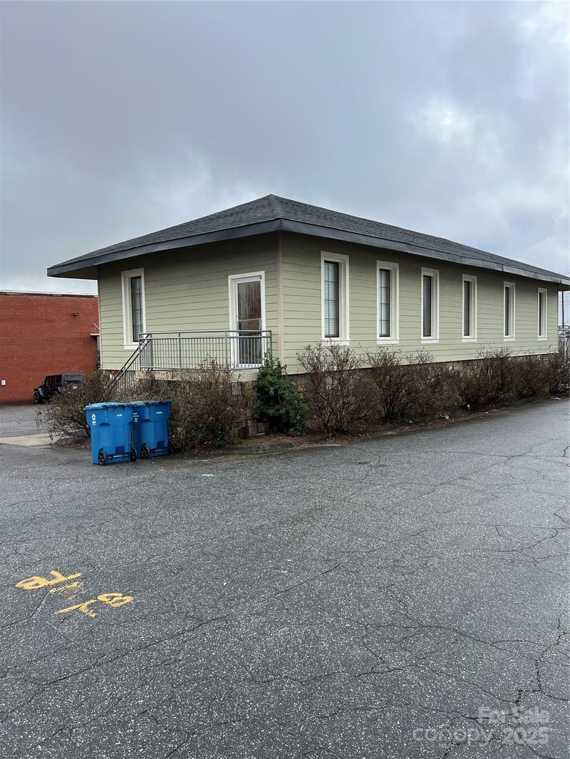 1 Main St #A, Granite Falls, NC 28630