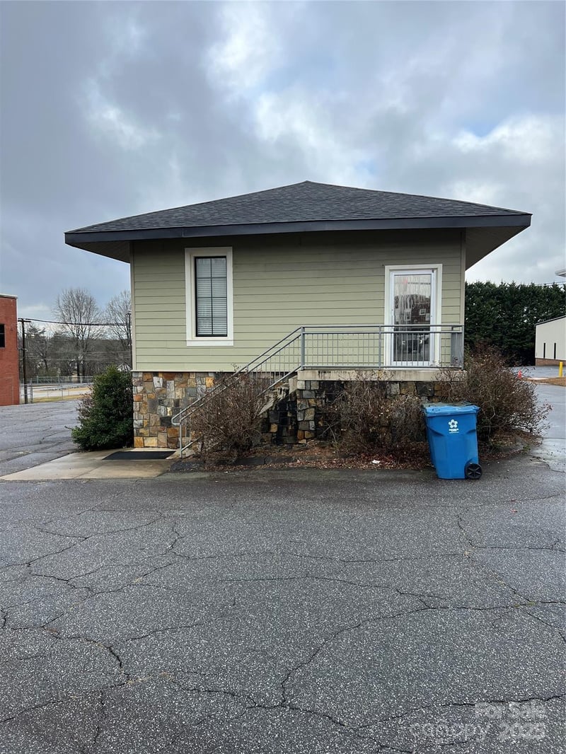 1 Main St #A, Granite Falls, NC 28630
