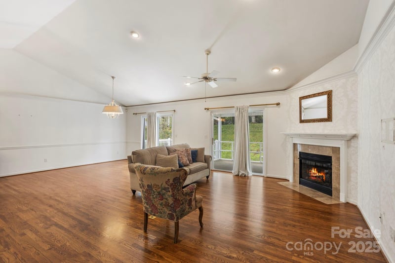 315 Charlestown Dr, Hendersonville, NC 28792