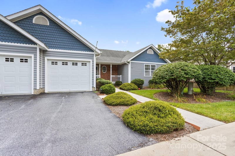 315 Charlestown Dr, Hendersonville, NC 28792