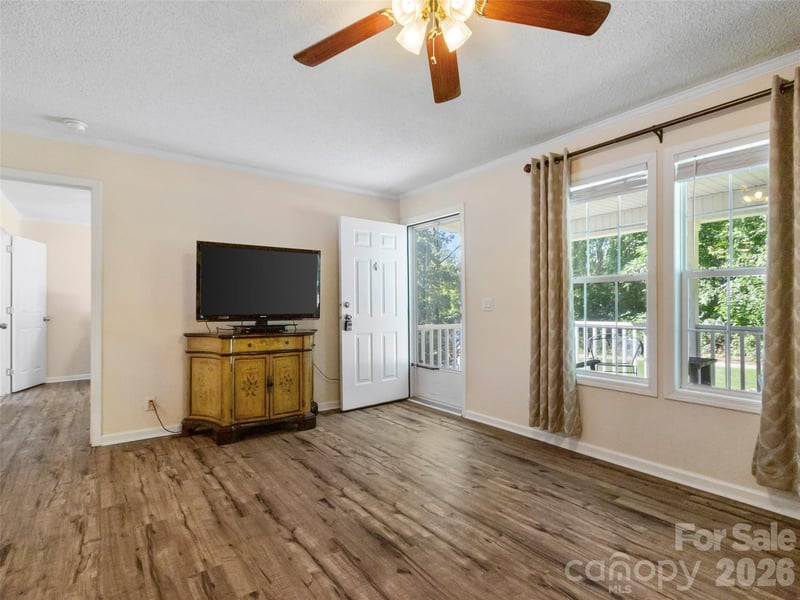 9 Sun Ridge Rd, Asheville, NC 28806