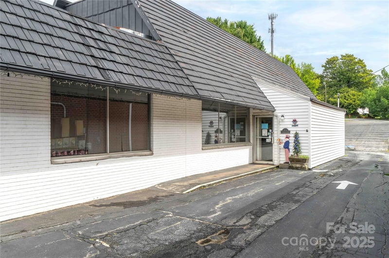 3449 Robinhood Rd, Winston Salem, NC 27106