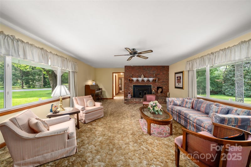335 Lake Circle Dr, Hendersonville, NC 28792