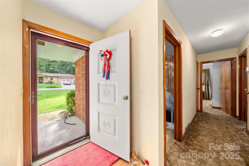 335 Lake Circle Dr, Hendersonville, NC 28792