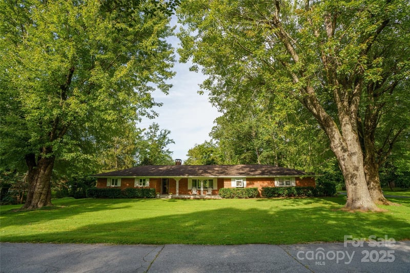 335 Lake Circle Dr, Hendersonville, NC 28792