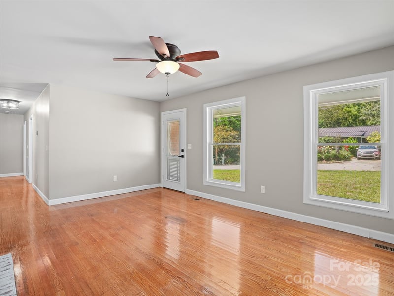 220 Love Ln, Waynesville, NC 28786