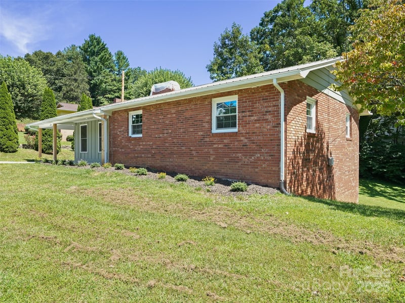 220 Love Ln, Waynesville, NC 28786