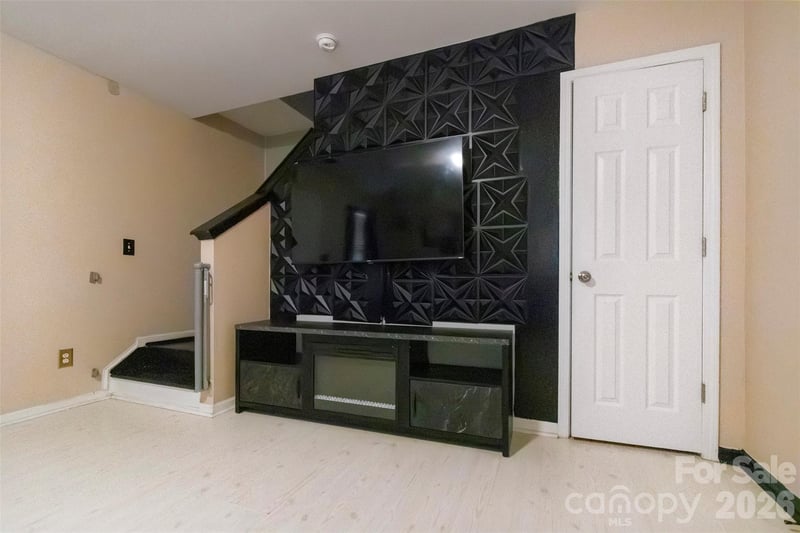 5541 Peachwood Dr, Charlotte, NC 28216