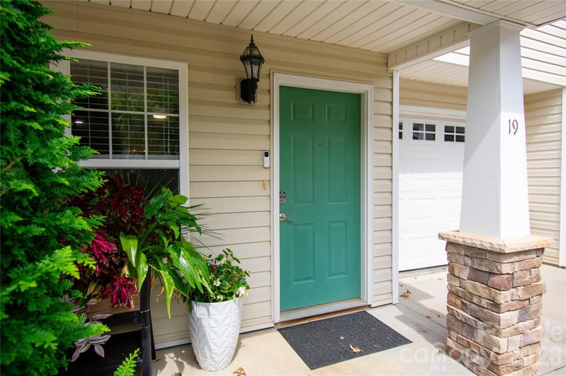 19 Singleton Ln, Fletcher, NC 28732