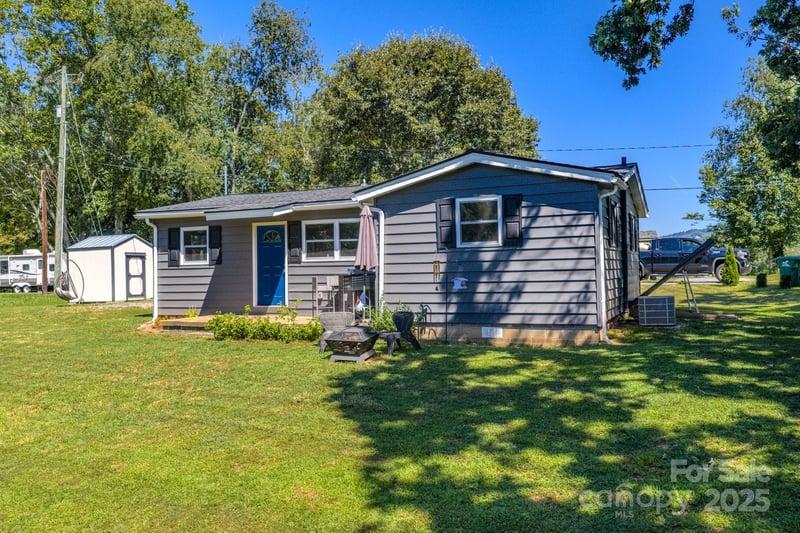 26 Center St, Candler, NC 28715