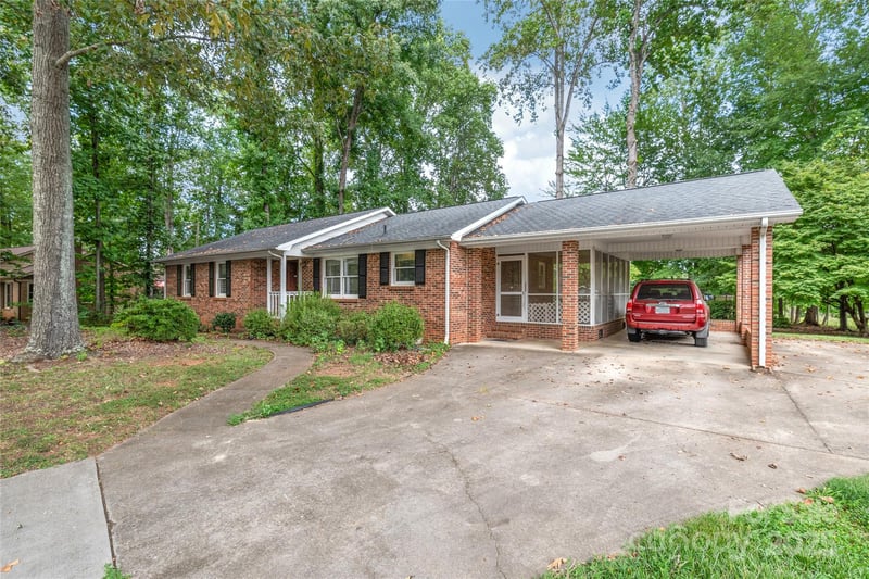 310 Oakwood Dr, Mount Holly, NC 28120