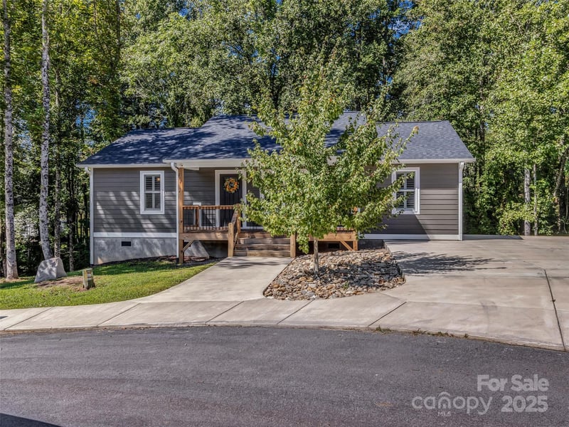 212 Walt Dr, Hendersonville, NC 28792