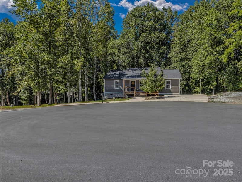 212 Walt Dr, Hendersonville, NC 28792