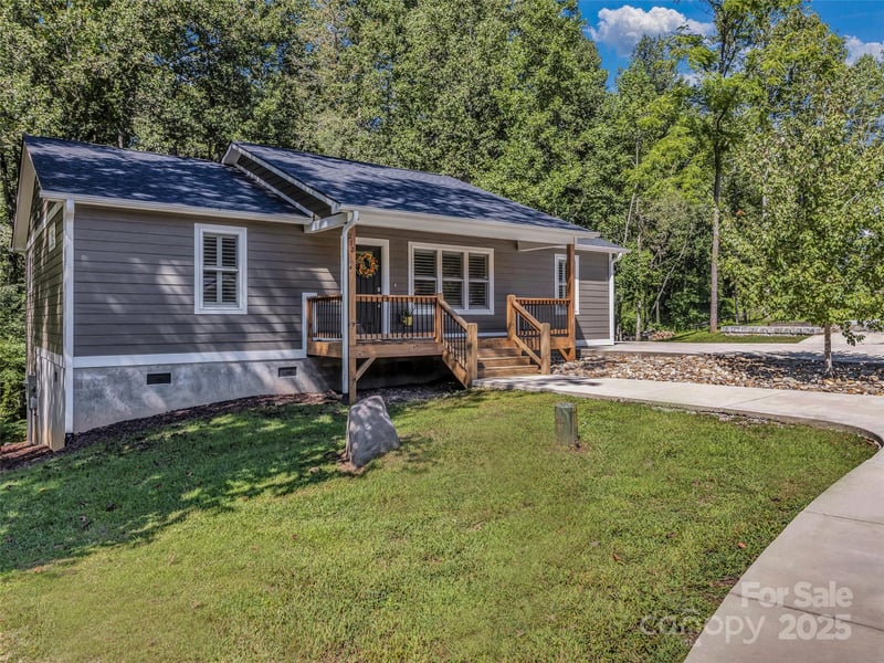 212 Walt Dr, Hendersonville, NC 28792