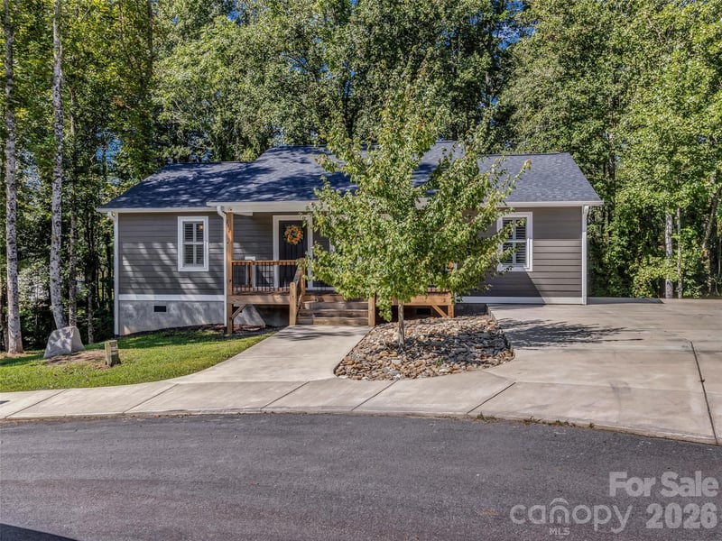 212 Walt Dr, Hendersonville, NC 28792