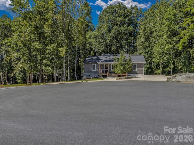 212 Walt Dr, Hendersonville, NC 28792