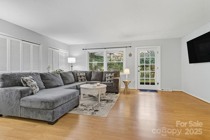 2 Fernbrook Pl, Asheville, NC 28804