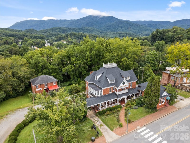 123 Main St, Waynesville, NC 28786