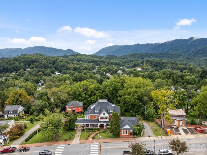 123 Main St, Waynesville, NC 28786