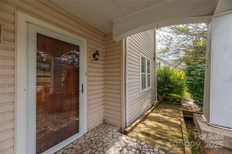 589 Pisgah Dr, Canton, NC 28716