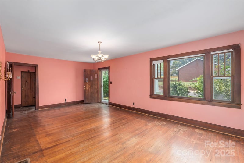 589 Pisgah Dr, Canton, NC 28716