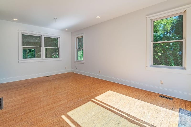 60 Sunrise Dr, Asheville, NC 28806