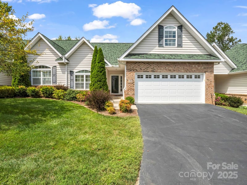 89 Victoria Park Dr, Hendersonville, NC 28792