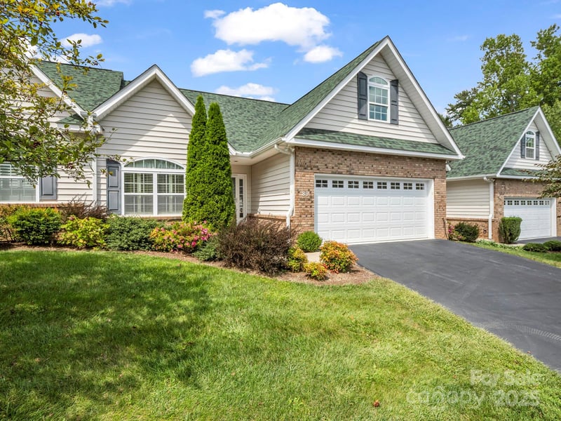 89 Victoria Park Dr, Hendersonville, NC 28792