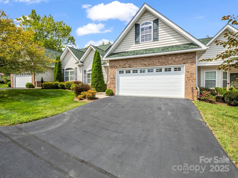 89 Victoria Park Dr, Hendersonville, NC 28792
