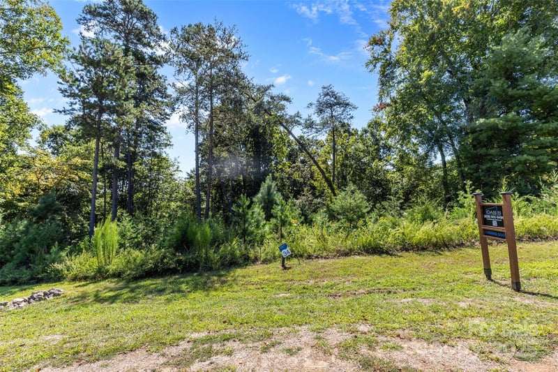 5743 Lake Pointe Dr, Granite Falls, NC 28630