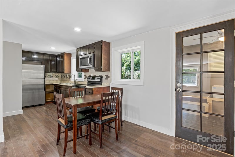 425 Lyndhurst Dr, Hendersonville, NC 28791