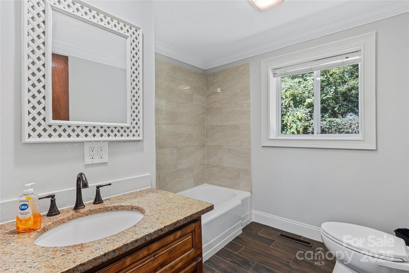 425 Lyndhurst Dr, Hendersonville, NC 28791