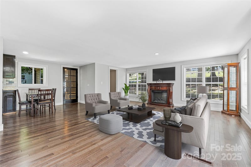 425 Lyndhurst Dr, Hendersonville, NC 28791