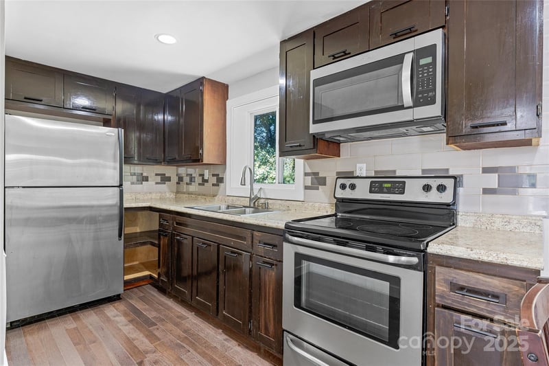 425 Lyndhurst Dr, Hendersonville, NC 28791