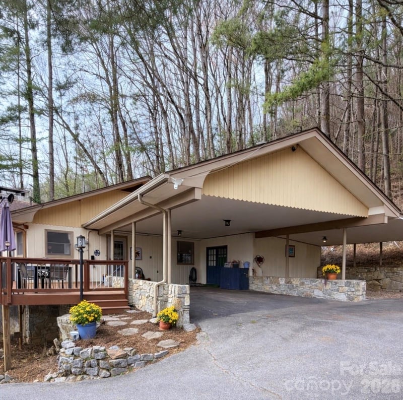 975 Country Club Dr, Maggie Valley, NC 28751