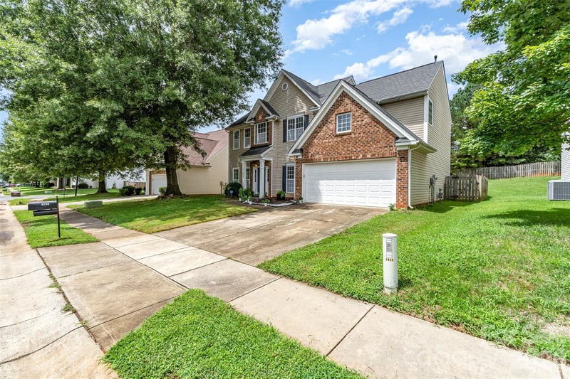 2823 Oakdale Pasture Dr, Charlotte, NC 28216