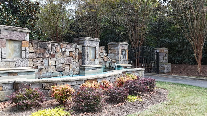 8335 Victoria Lake Dr, Waxhaw, NC 28173