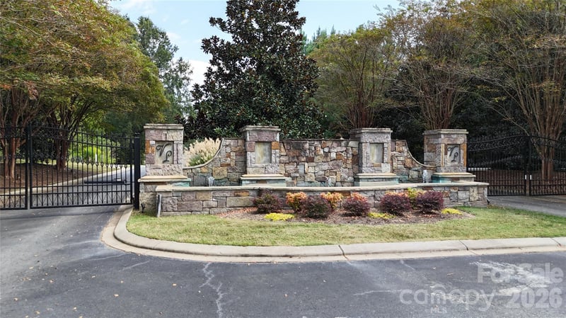 8335 Victoria Lake Dr, Waxhaw, NC 28173