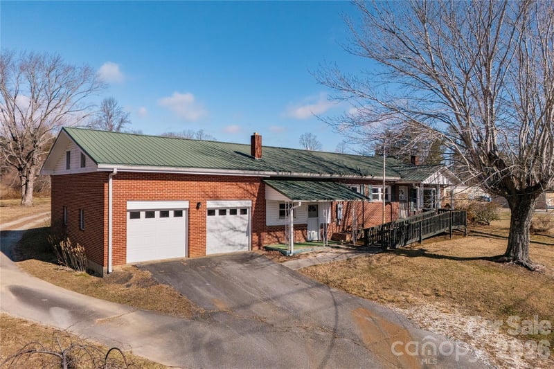 22 Madrid Ln, Hendersonville, NC 28792