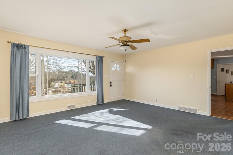 22 Madrid Ln, Hendersonville, NC 28792