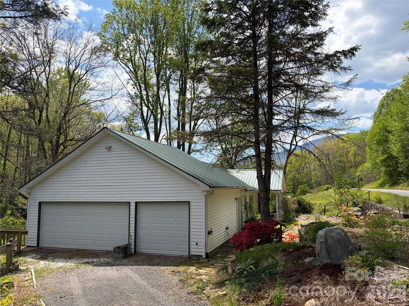 524 Clear Creek Rd, Burnsville, NC 28714