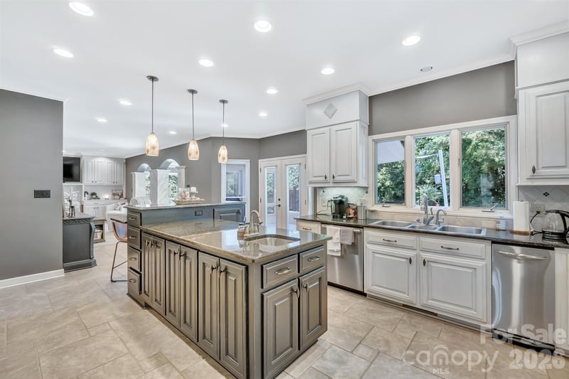 555 19th Avenue Ln NW, Hickory, NC 28601