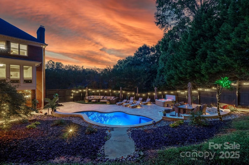 555 19th Avenue Ln, Hickory, NC 28601