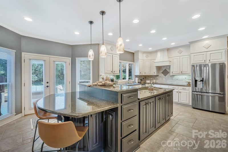 555 19th Avenue Ln NW, Hickory, NC 28601