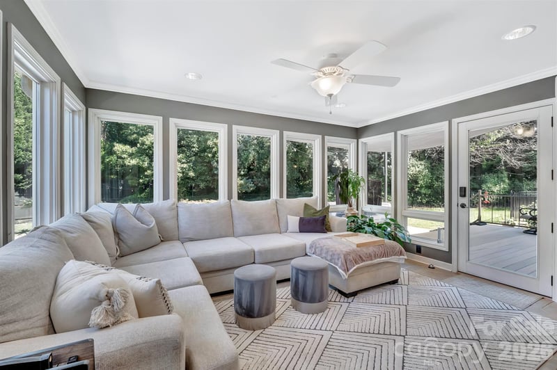 555 19th Avenue Ln NW, Hickory, NC 28601