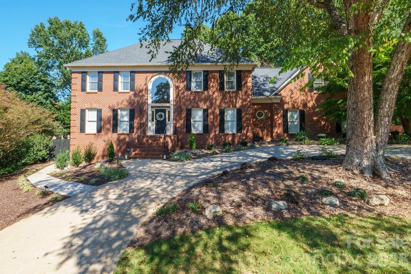 555 19th Avenue Ln NW, Hickory, NC 28601