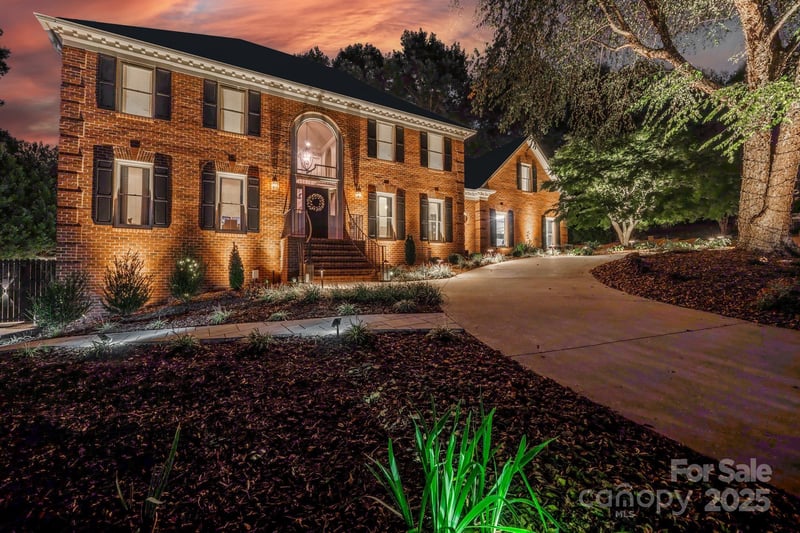 555 19th Avenue Ln, Hickory, NC 28601