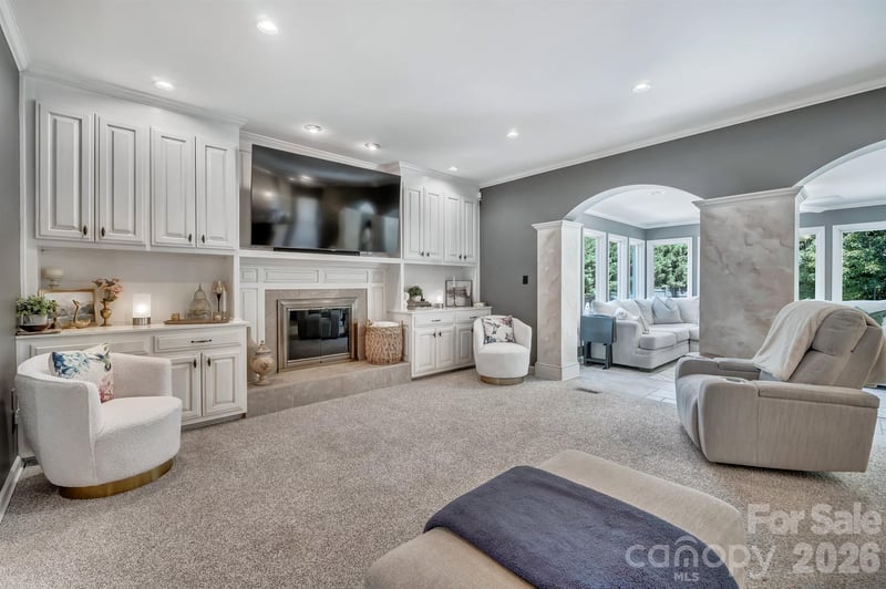 555 19th Avenue Ln NW, Hickory, NC 28601