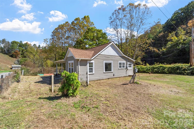 689 Bald Mountain Rd, Burnsville, NC 28714