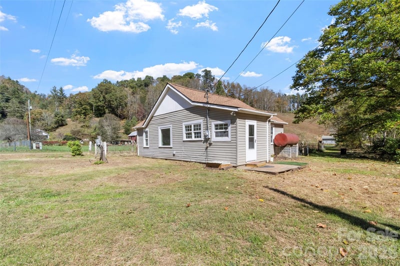 689 Bald Mountain Rd, Burnsville, NC 28714